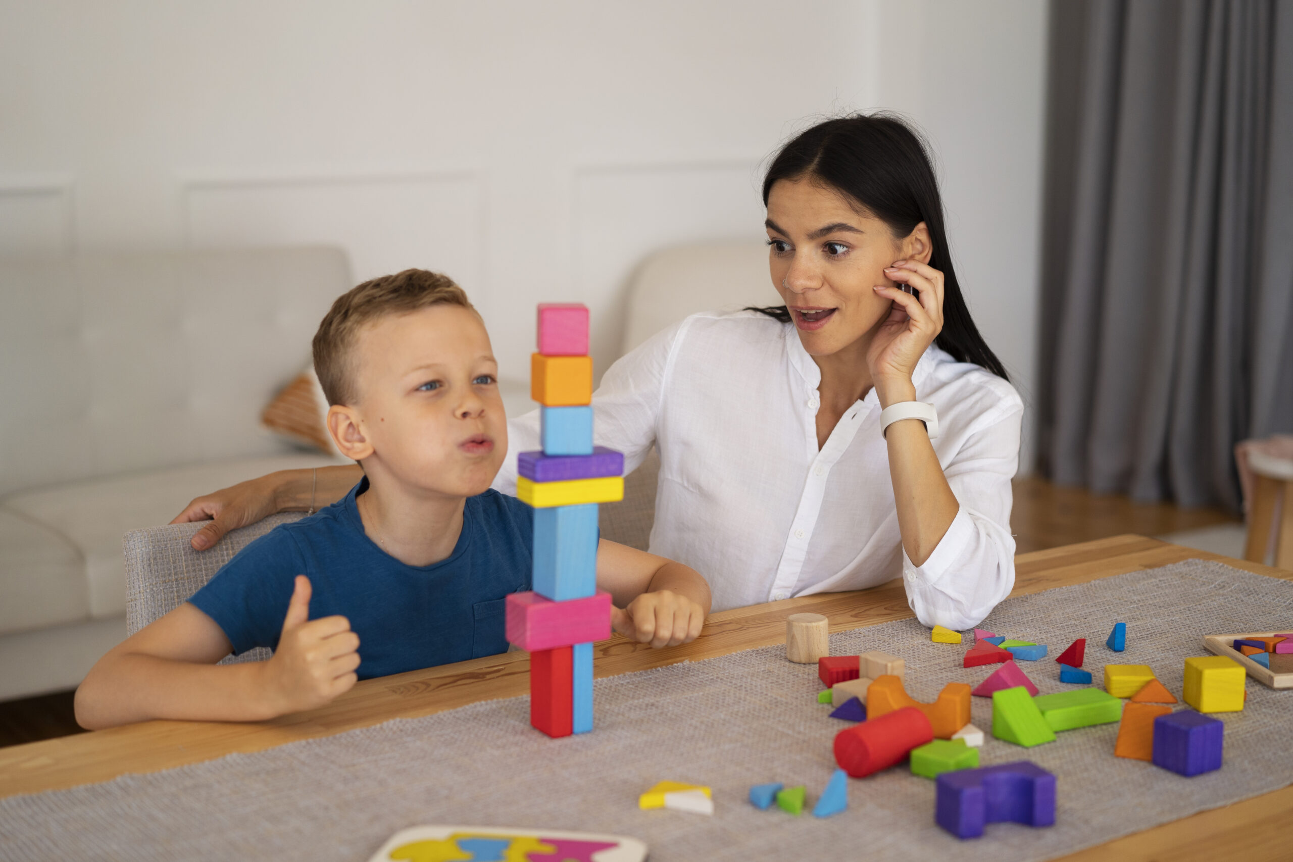 child-with-their-mom-playing-brain-teaser.
