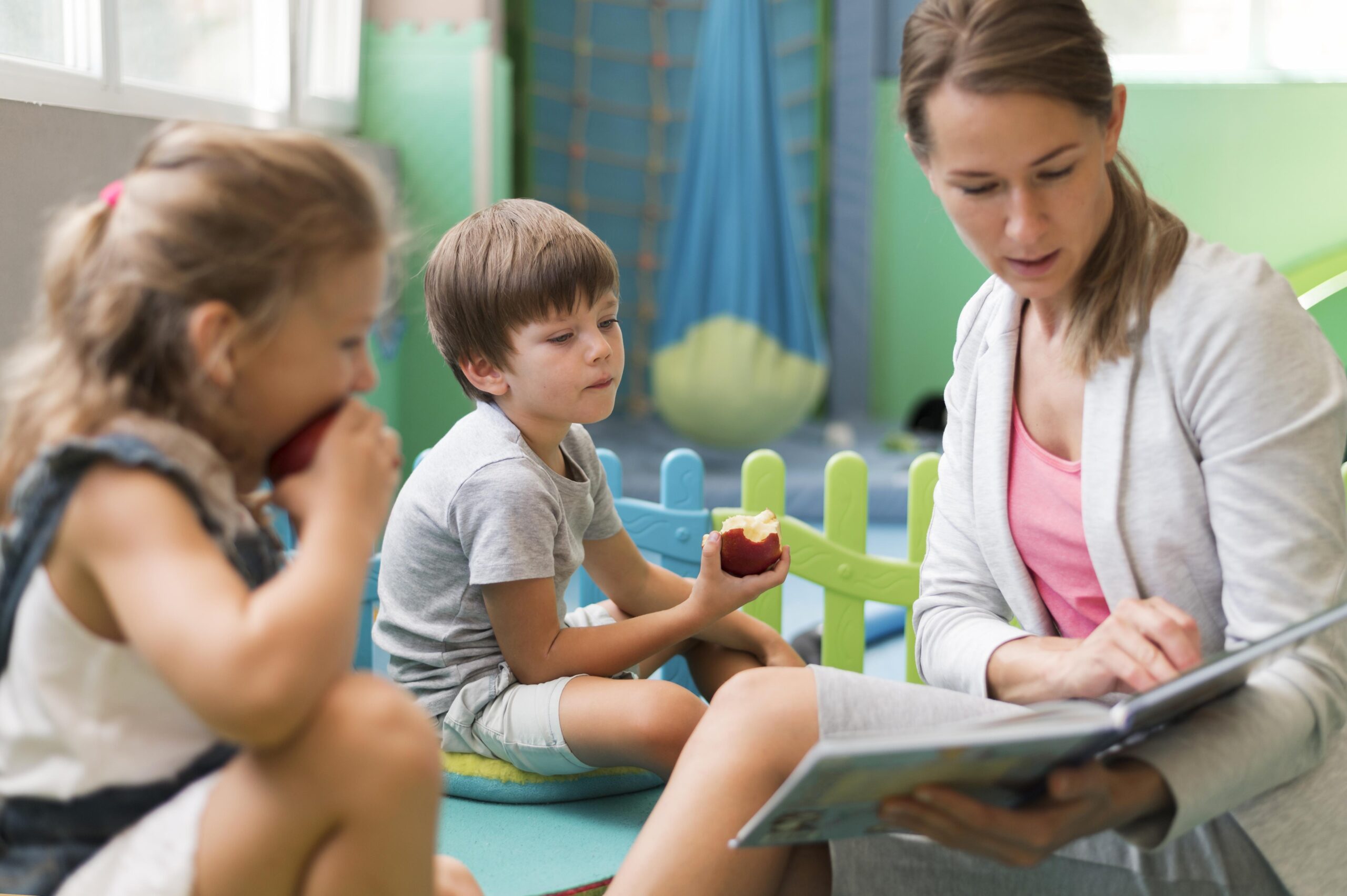 medium-shot-teacher-reading-kids